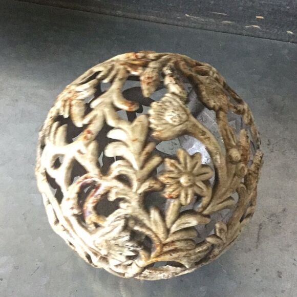 Spheres red cream floral geometric orbs classic decor timeless - Picture 10 of 10